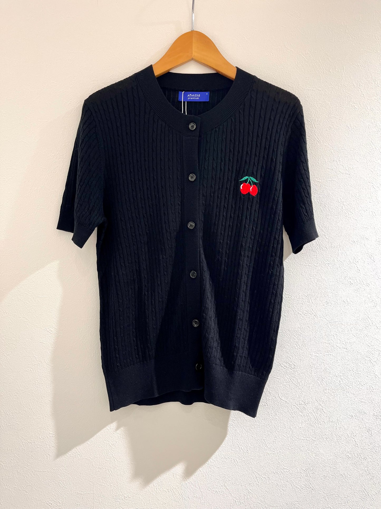 さくらんぼ刺繍半袖ニットカーディガン〈ブラック〉