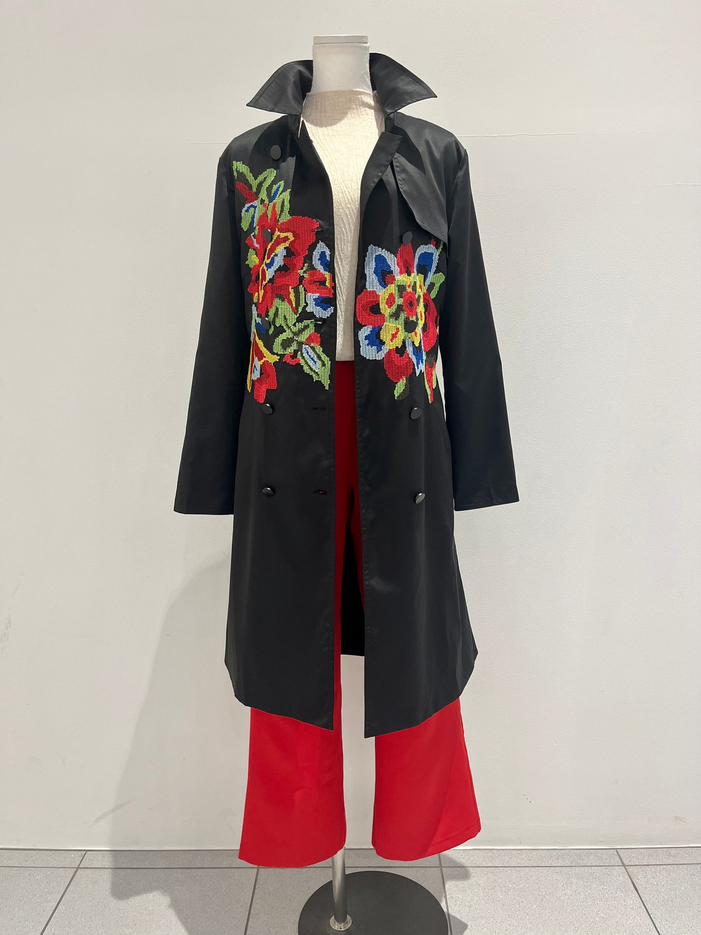 クロス刺繍トレンチコート〈ブラック〉