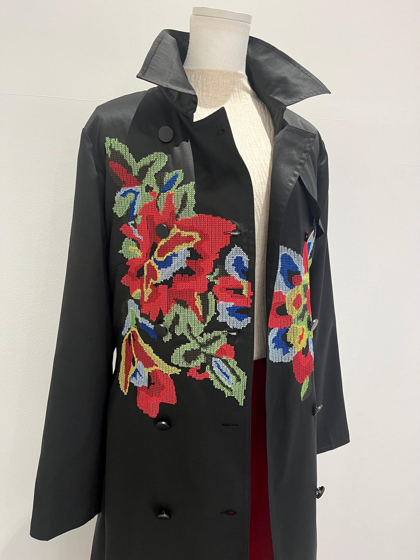 クロス刺繍トレンチコート〈ブラック〉