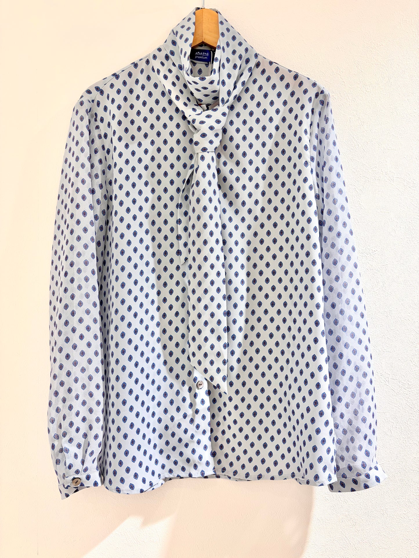 ボウタイブラウス