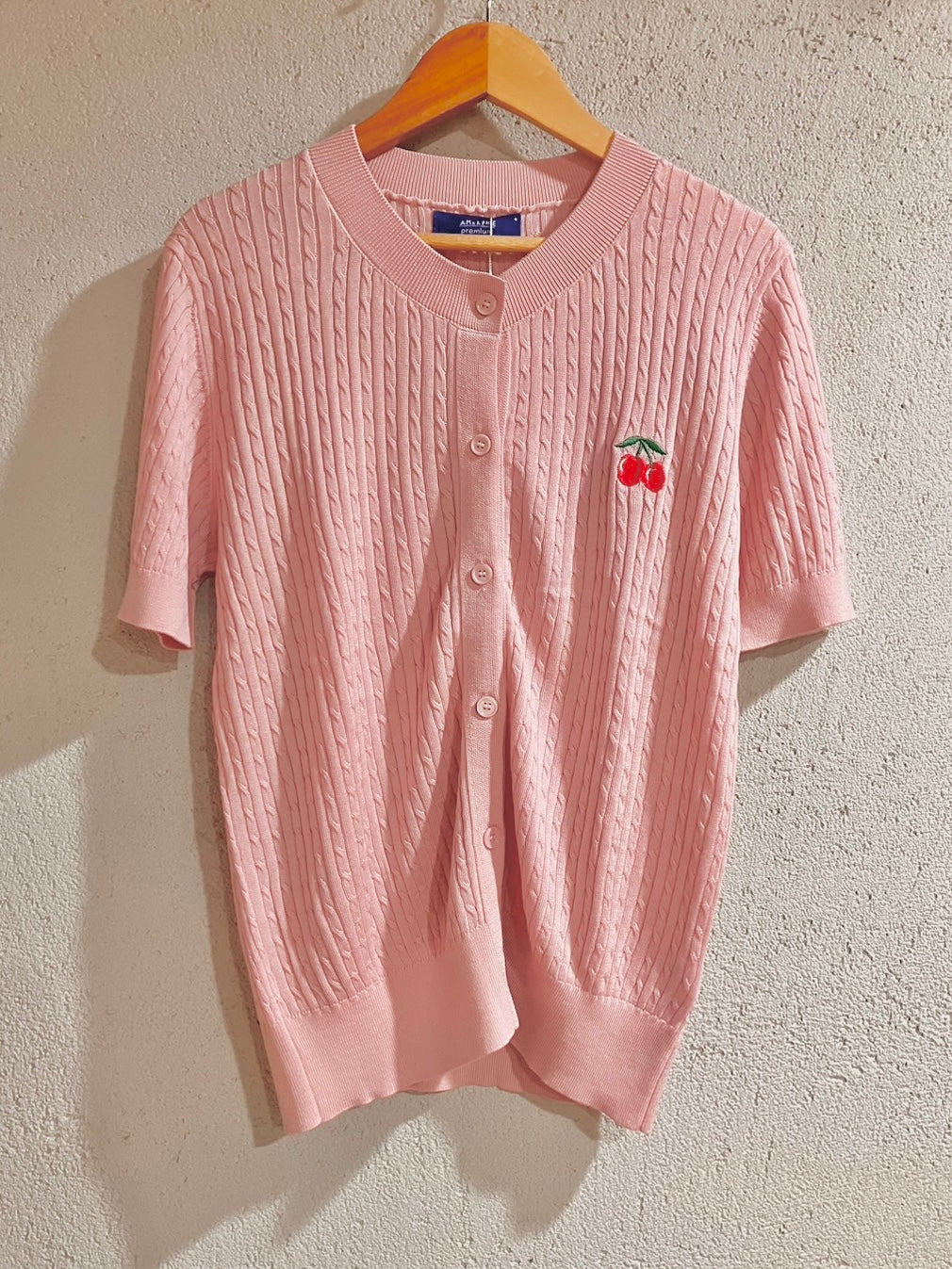 さくらんぼ刺繍半袖ニットカーディガン〈ピンク〉