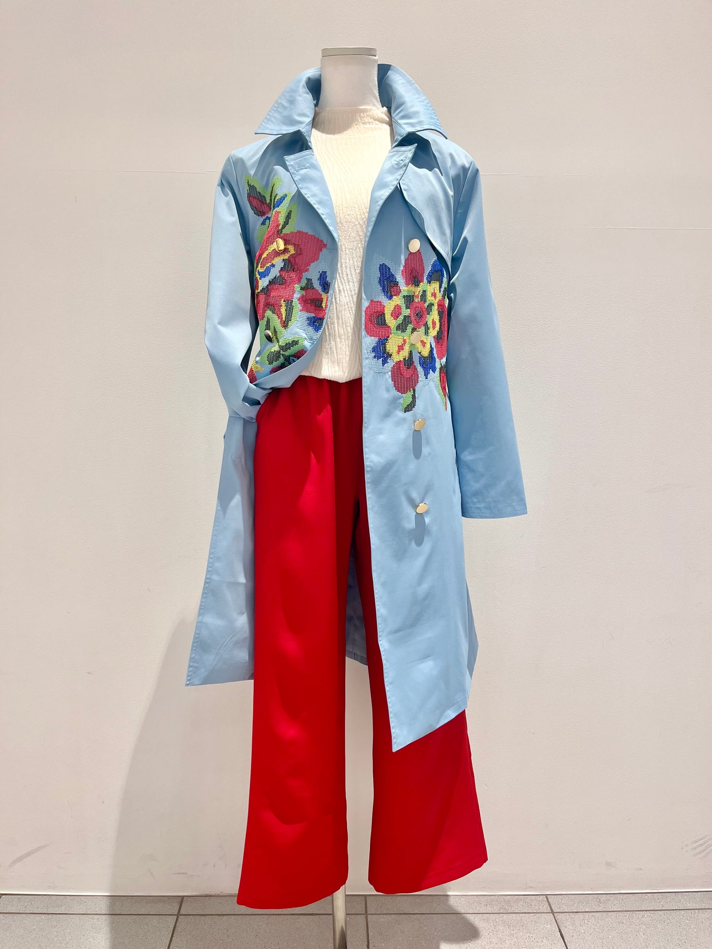クロス刺繍トレンチコート〈ブルー〉
