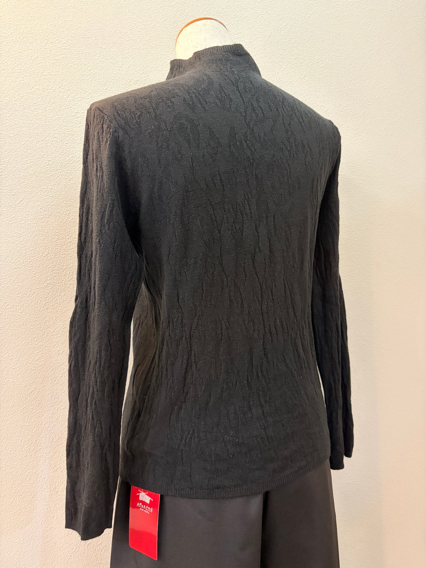 レーヨン100%ニットトップス〈ブラック〉