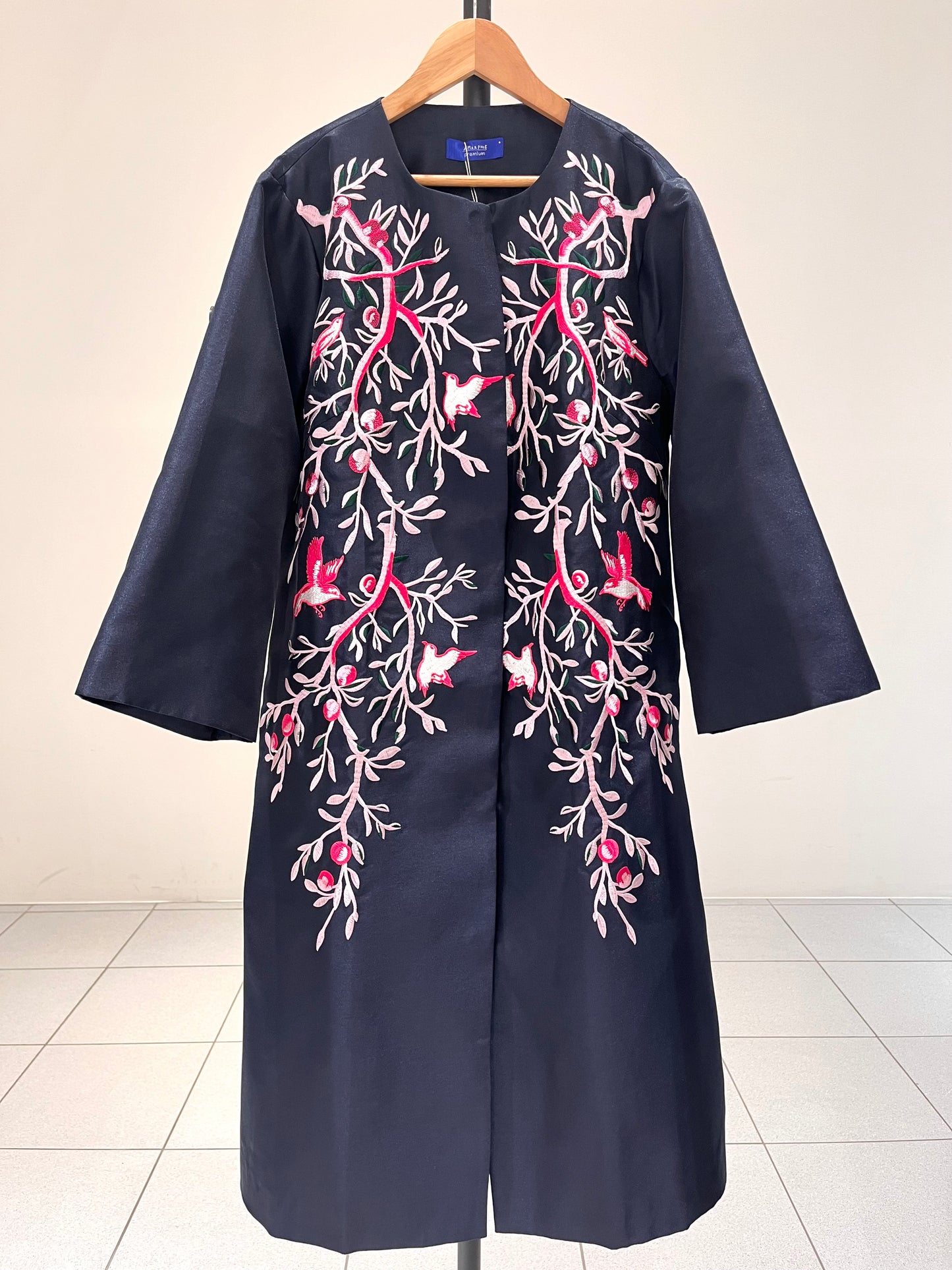 刺繍ラウンドネックコート〈ネイビー〉