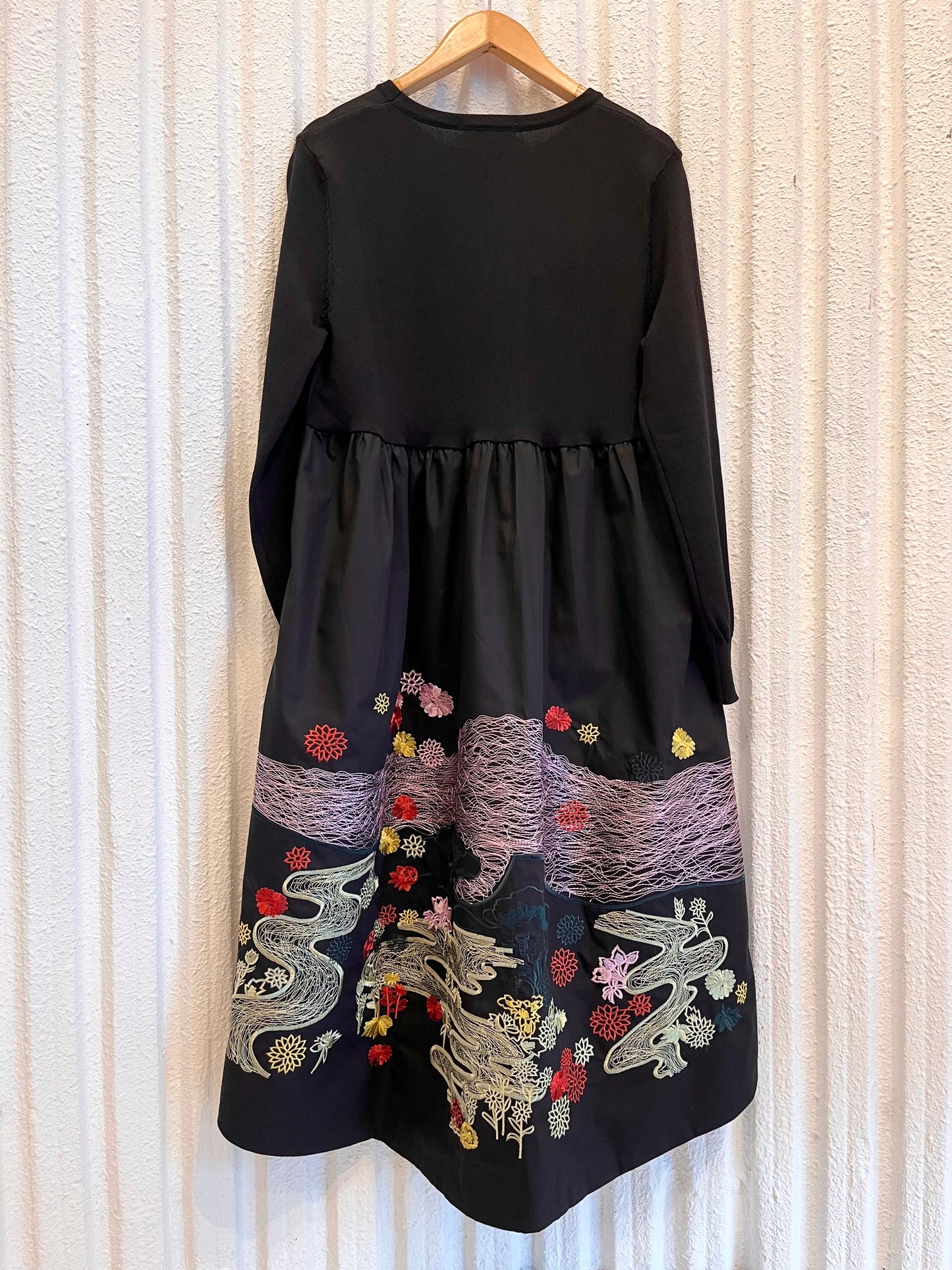 異素材刺繍ワンピース〈ブラック〉