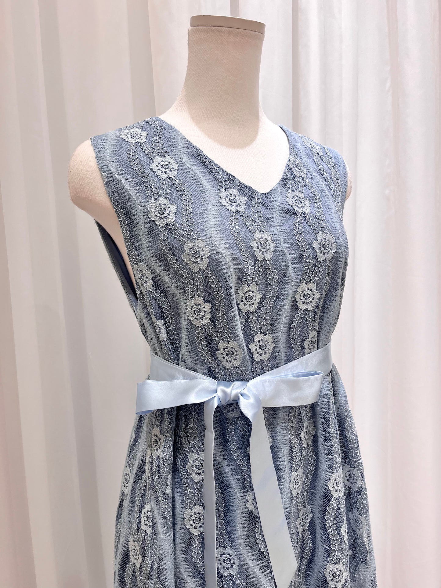 V襟刺繍ワンピース〈ライトグレー〉