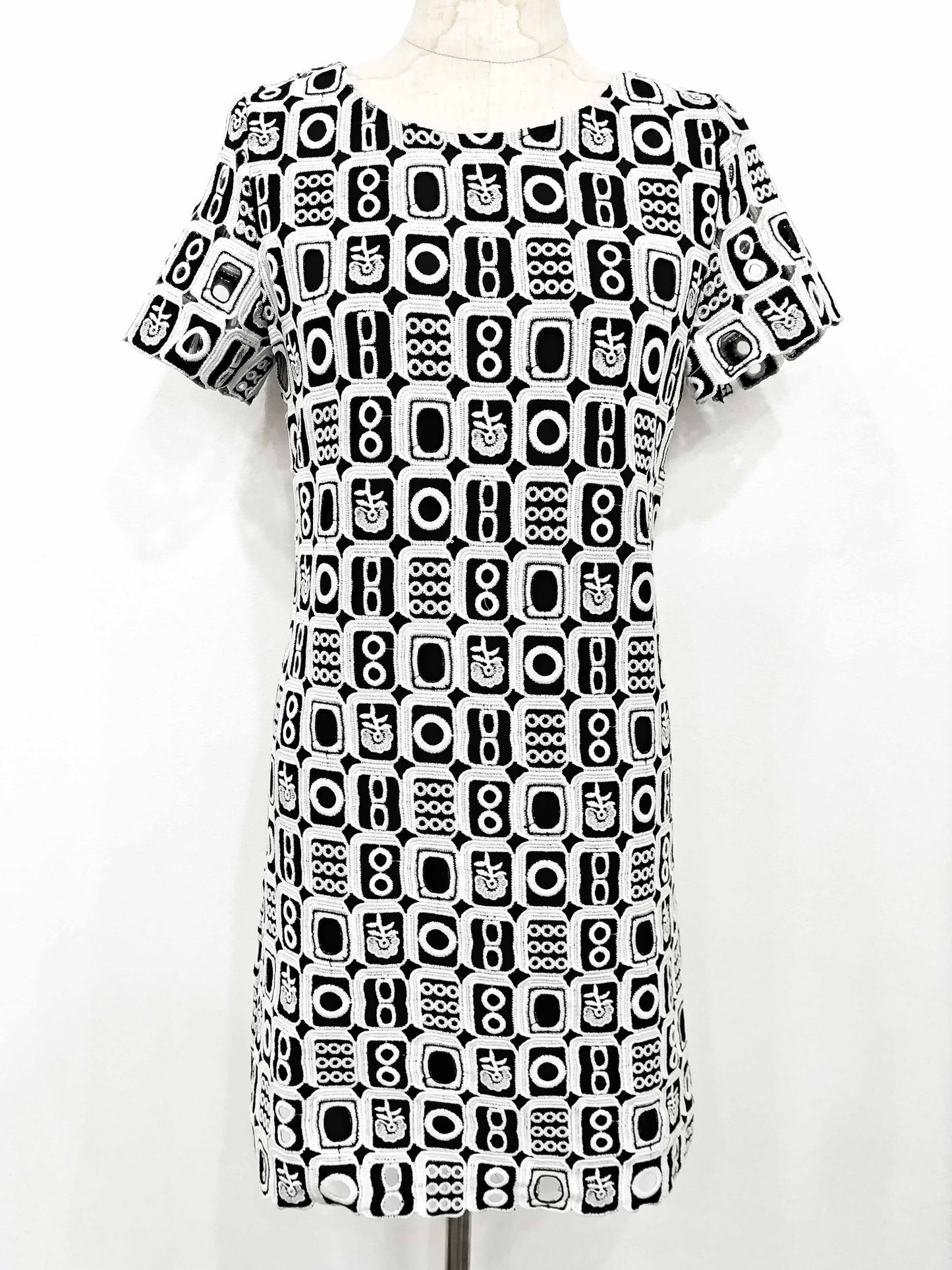 半袖刺繍ワンピース