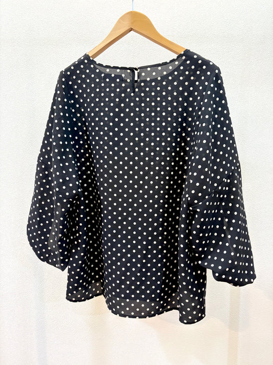 ふんわりブラウス〈ブラック柄〉