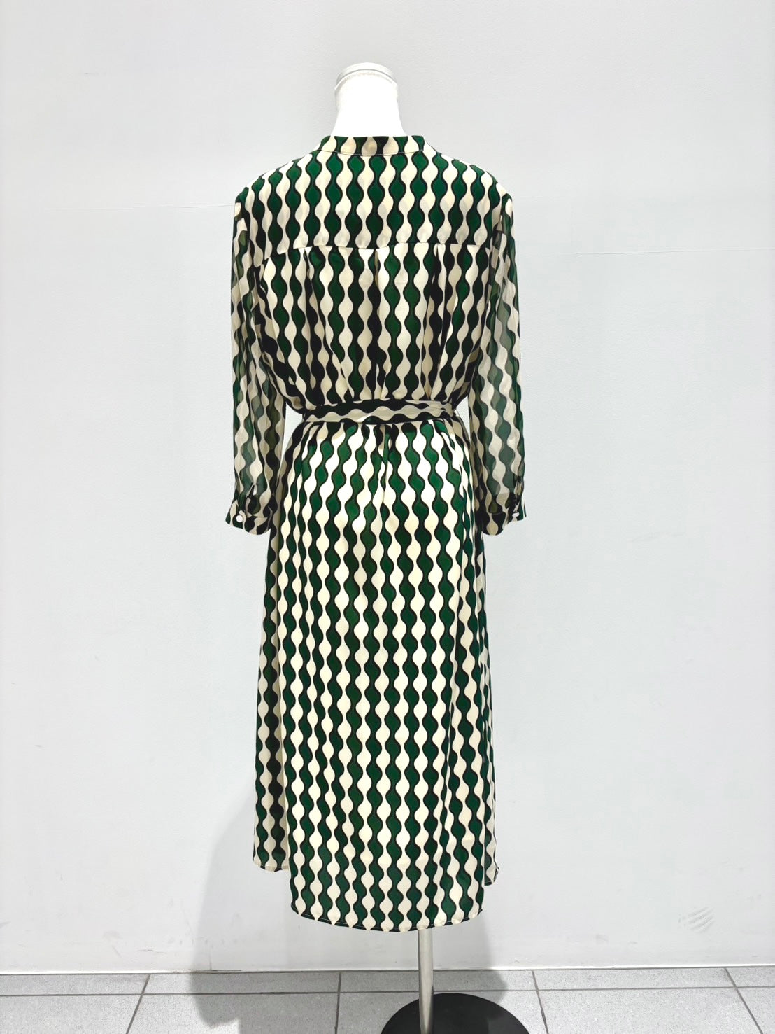 V襟ワンピース〈グリーン柄〉