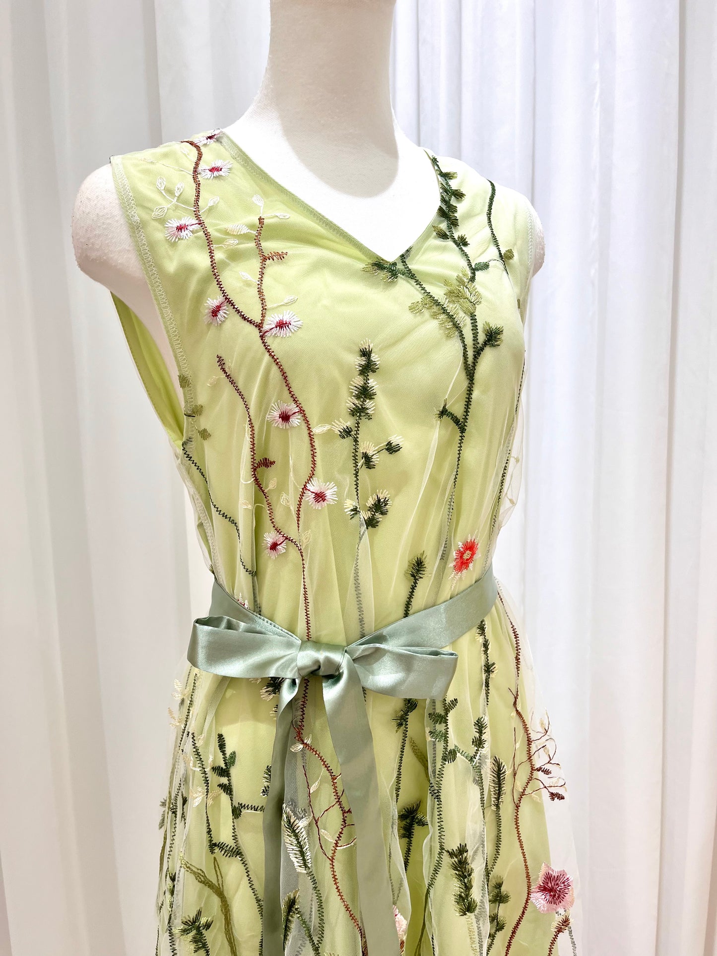 V襟刺繍ワンピース〈グリーン〉