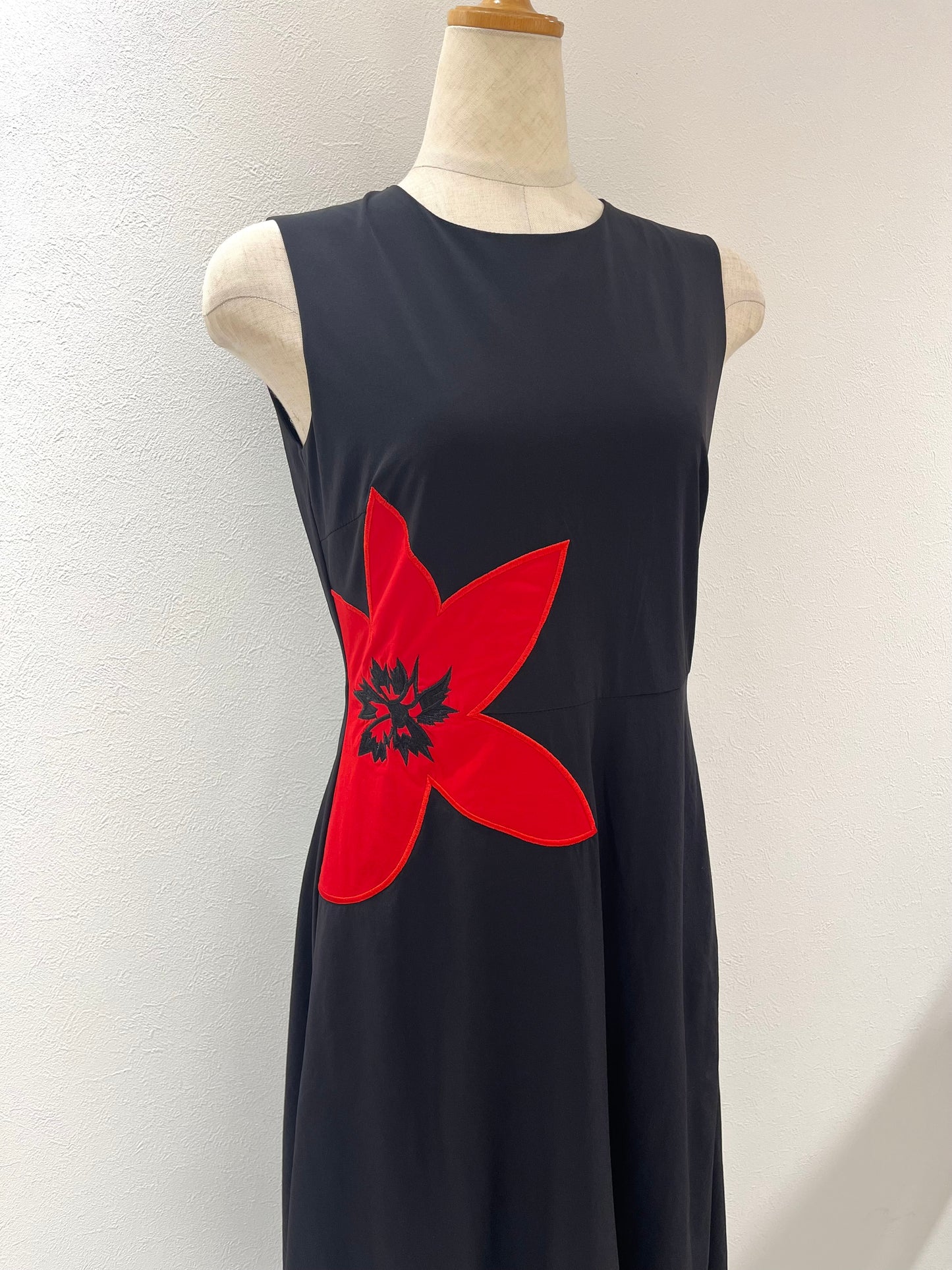 ワンポイント刺繍ワンピース〈レッド〉