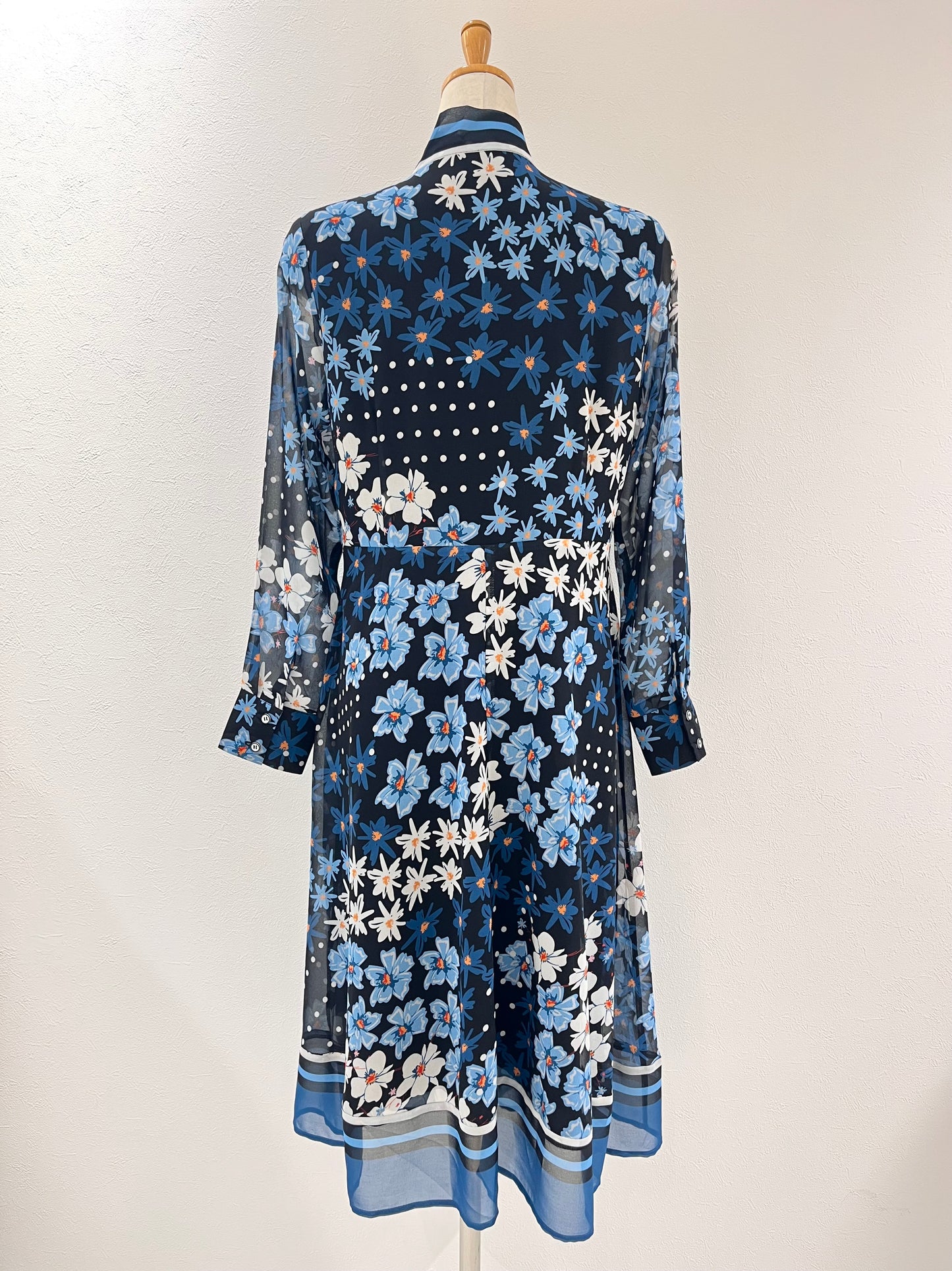 ブルーボウタイ花柄ワンピース