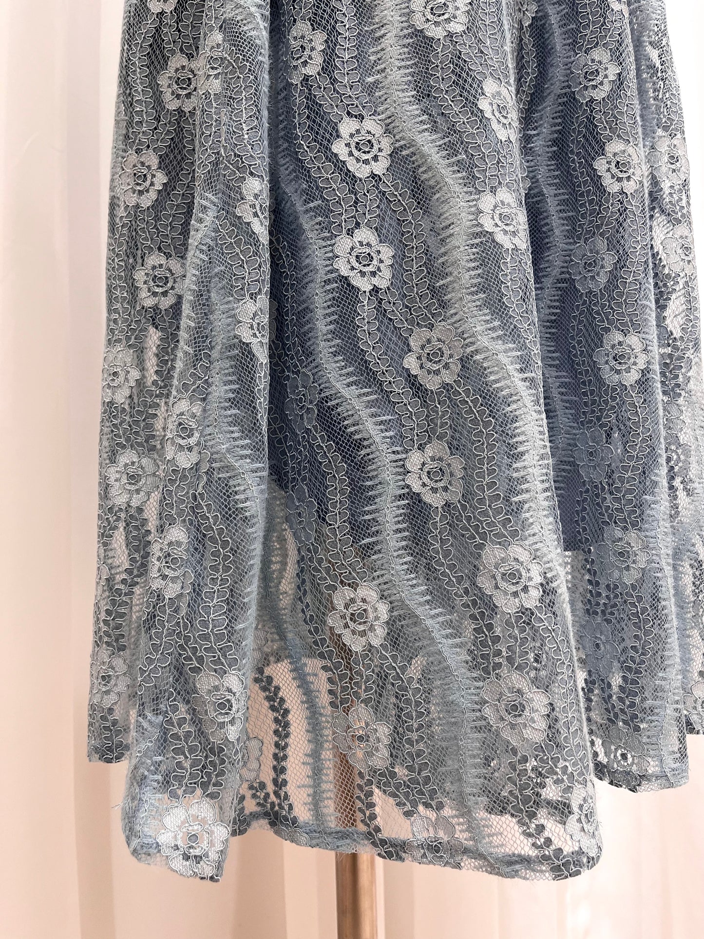 V襟刺繍ワンピース〈ライトグレー〉