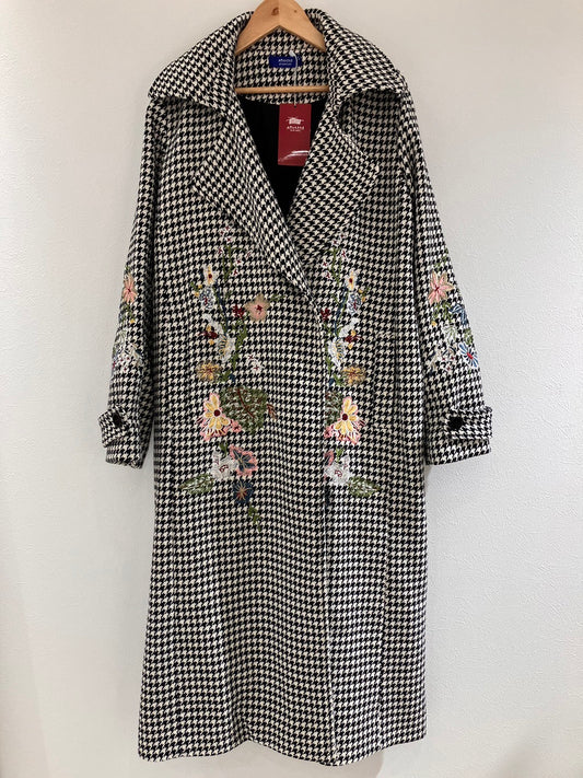 千鳥刺繍コート〈ブラック〉