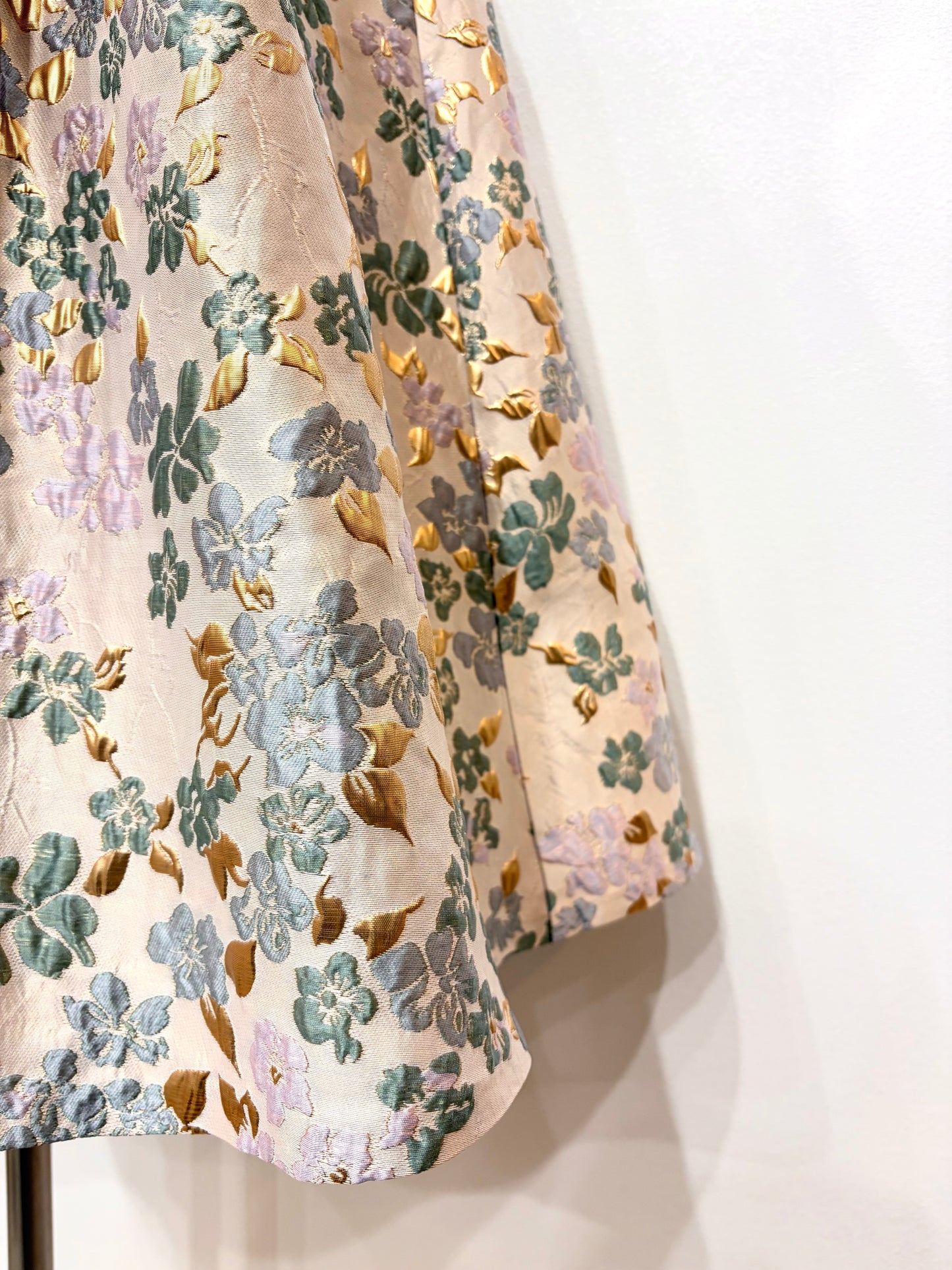 広がりワンピース〈ベージュ柄〉