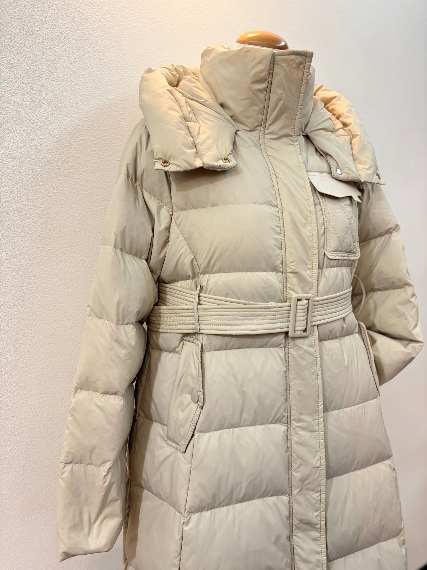 フード付きダウンコート〈ベージュ〉