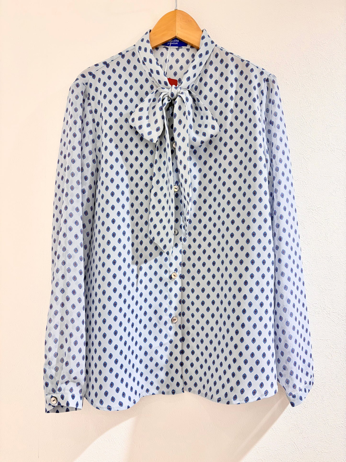 ボウタイブラウス