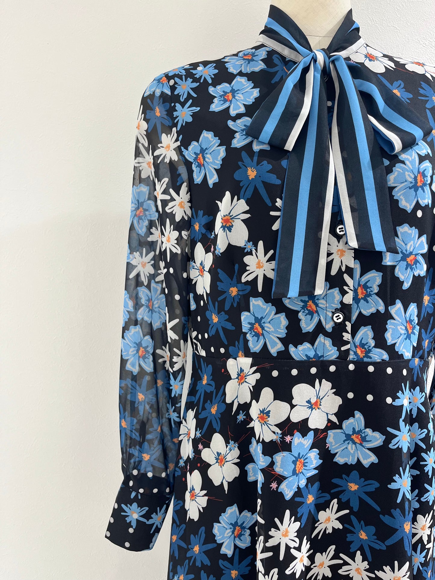 ブルーボウタイ花柄ワンピース