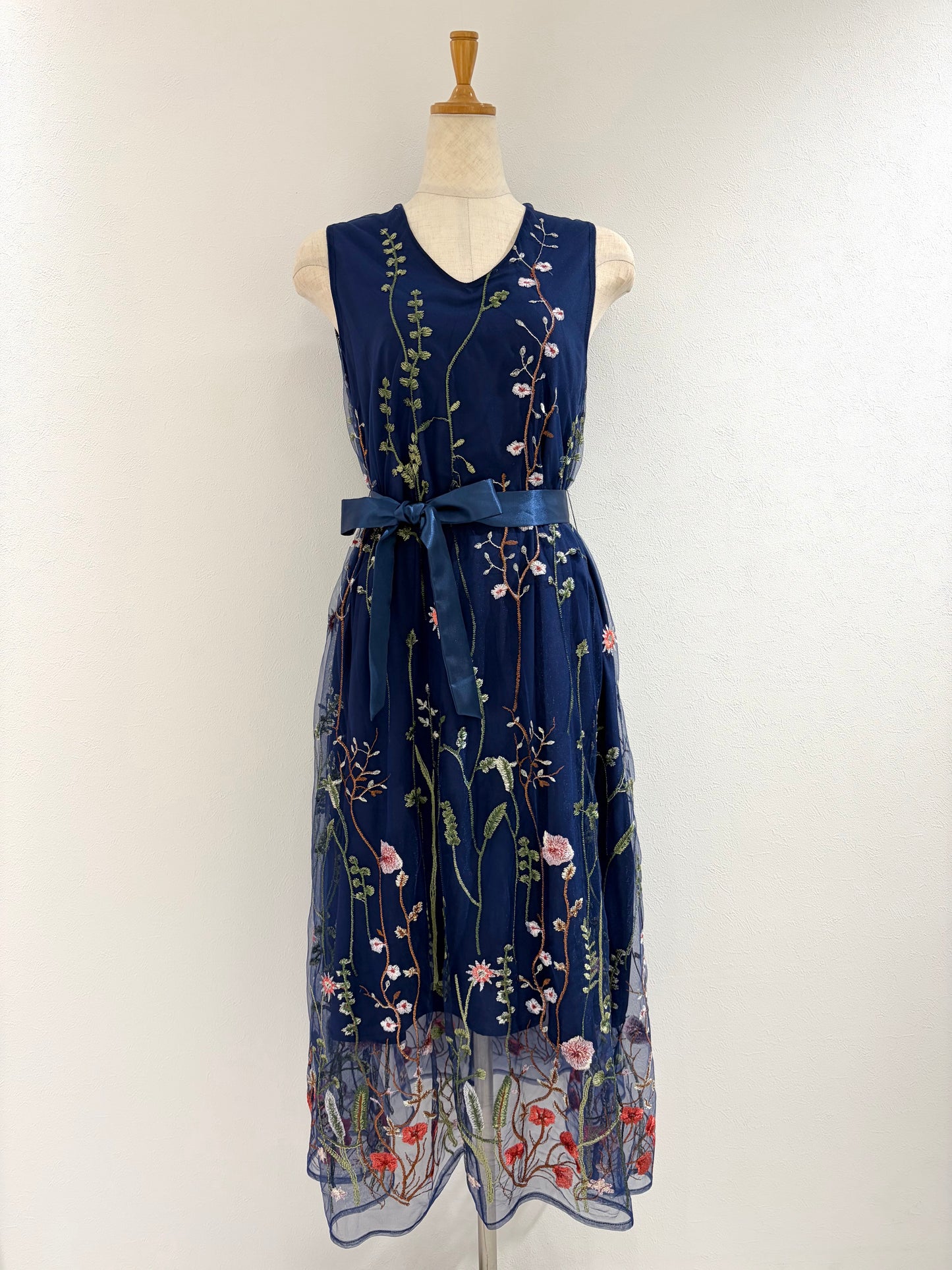 V襟刺繍ワンピース