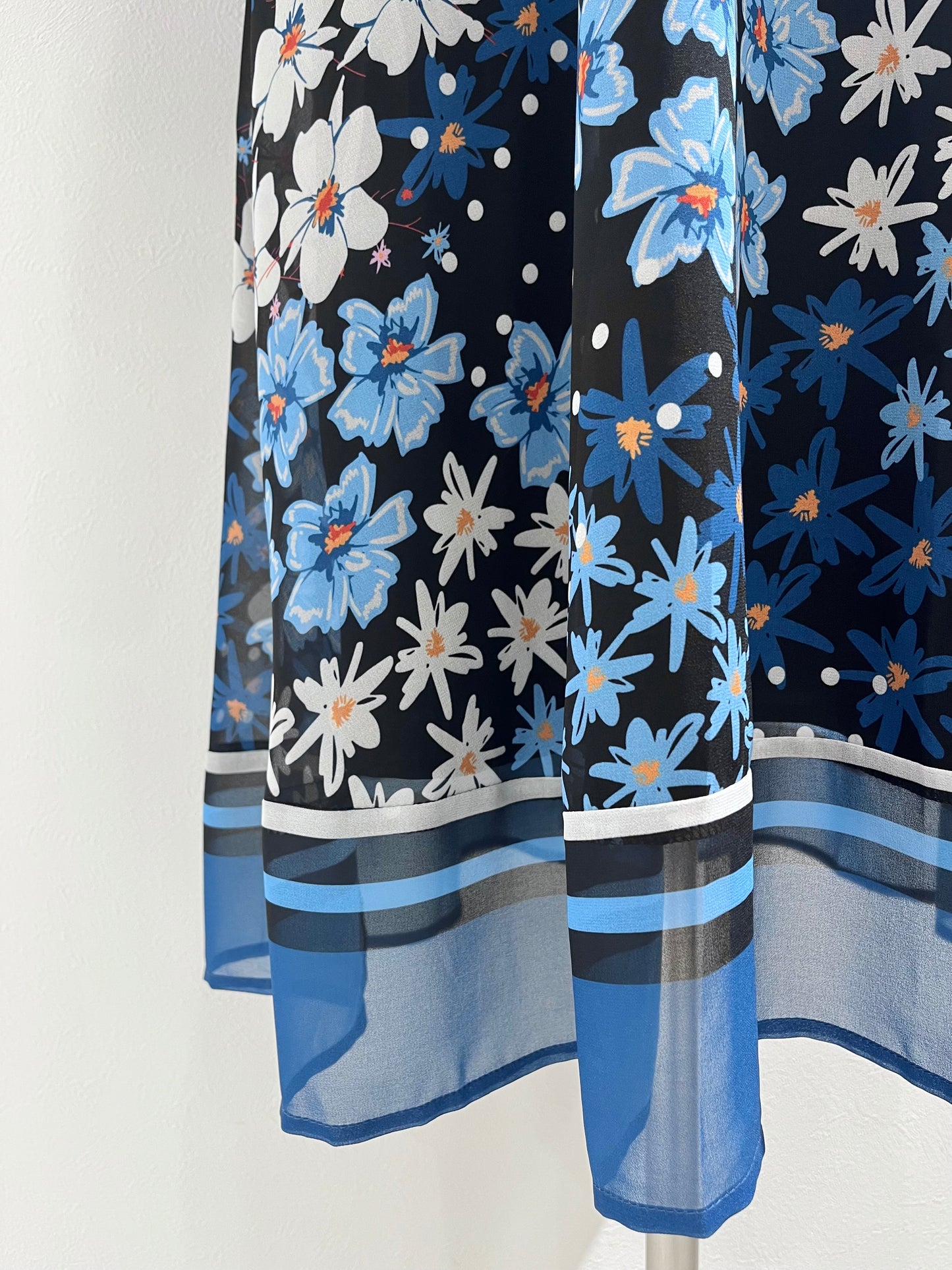 ブルーボウタイ花柄ワンピース