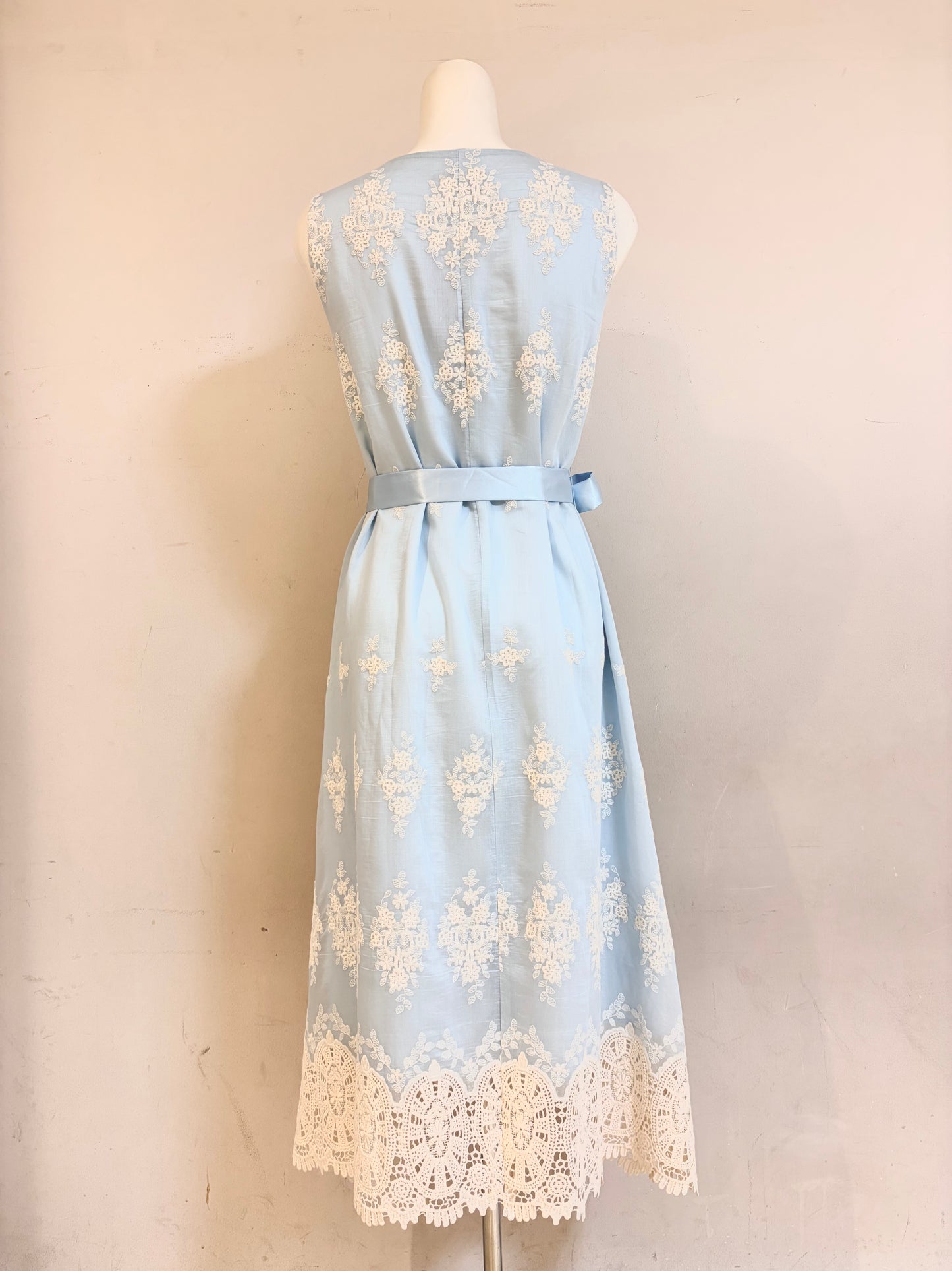 V襟刺繍ワンピース
