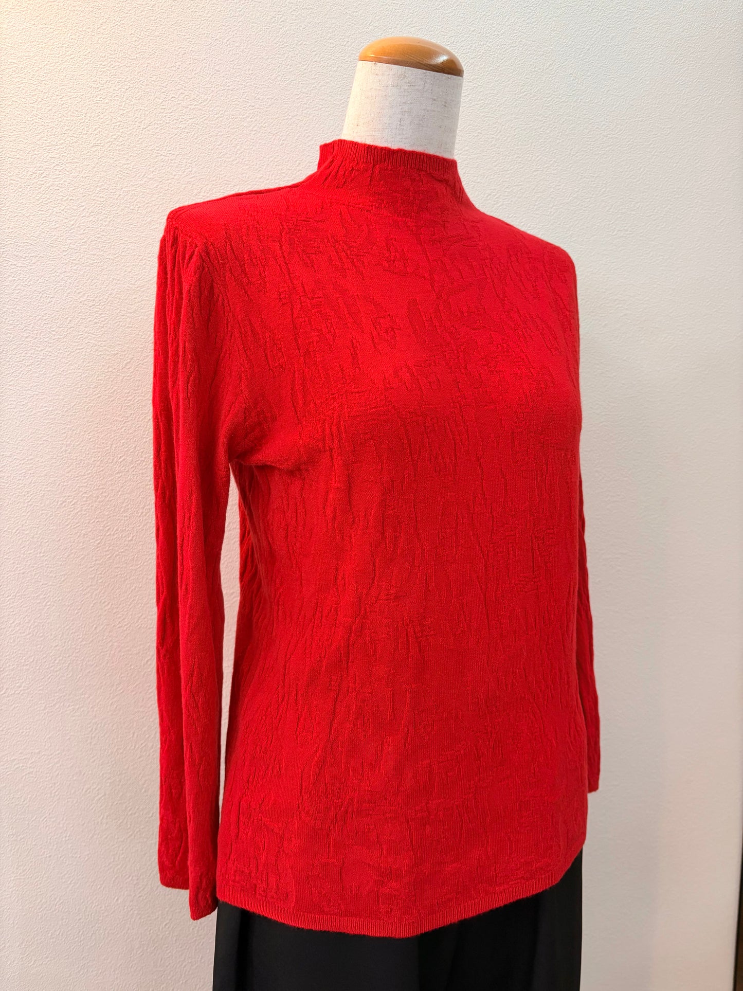 レーヨン100%ニットトップス〈レッド〉