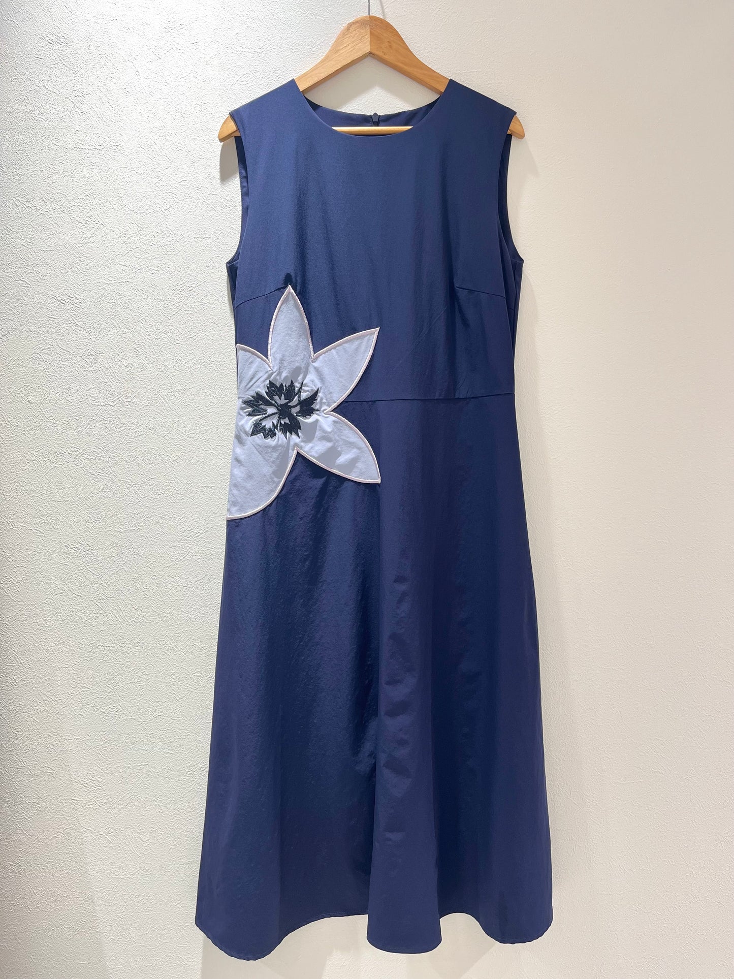 ワンポイント刺繍ワンピース〈パープル〉