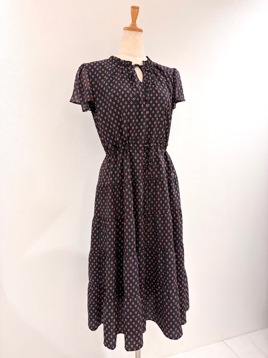 フレンチスリーブワンピース〈ブラック柄〉