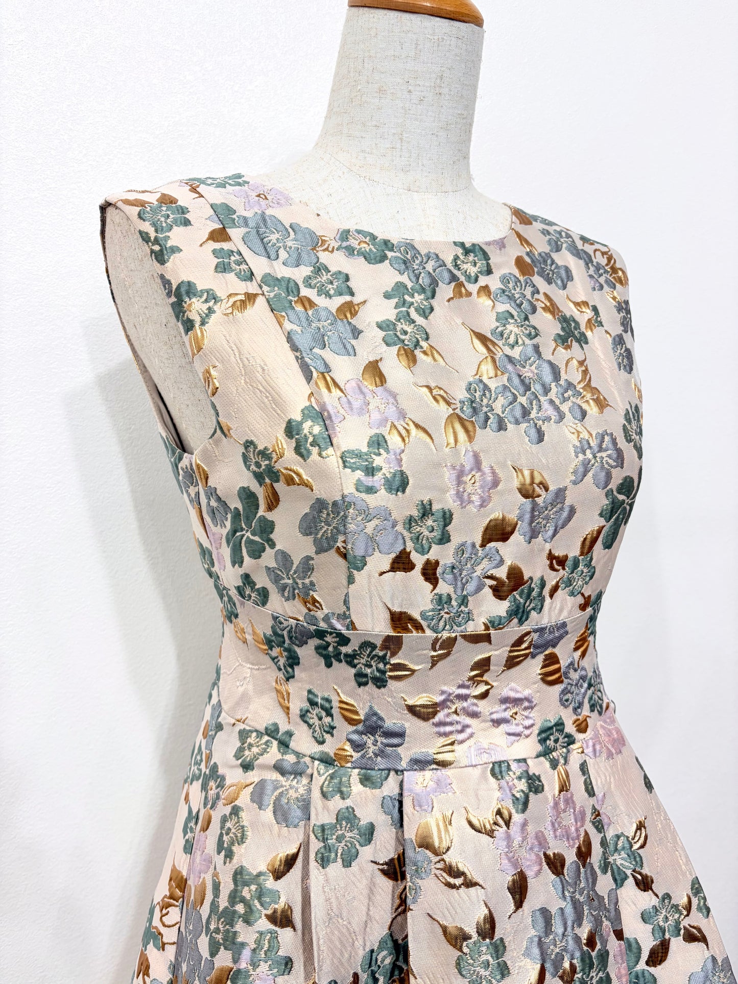 広がりワンピース〈ベージュ柄〉