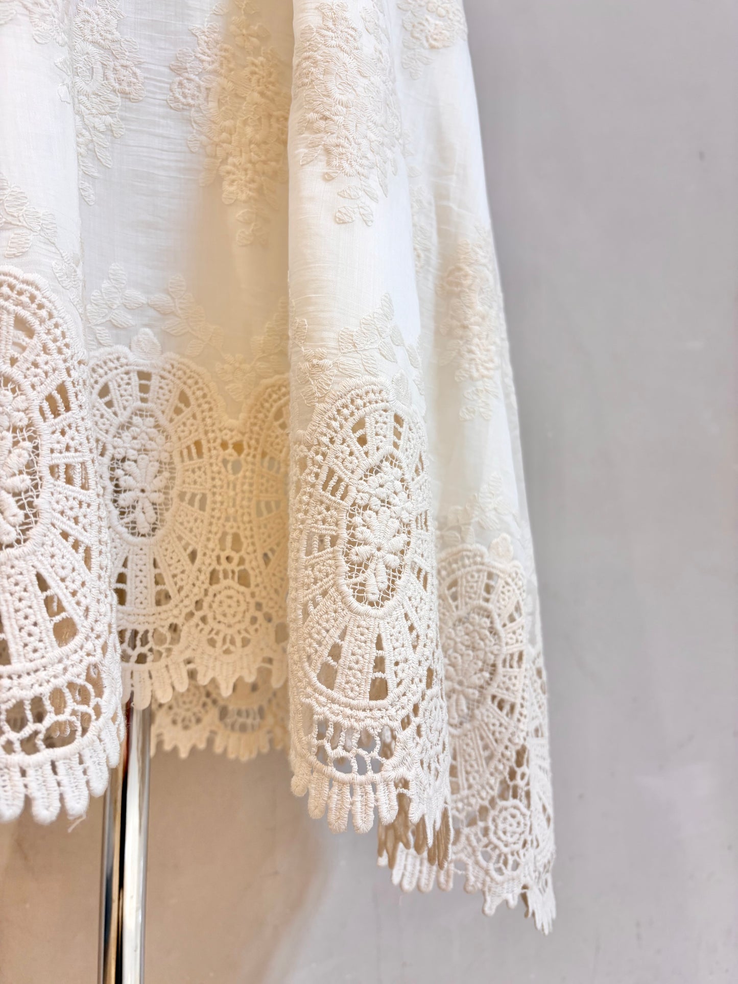 V襟刺繍ワンピース