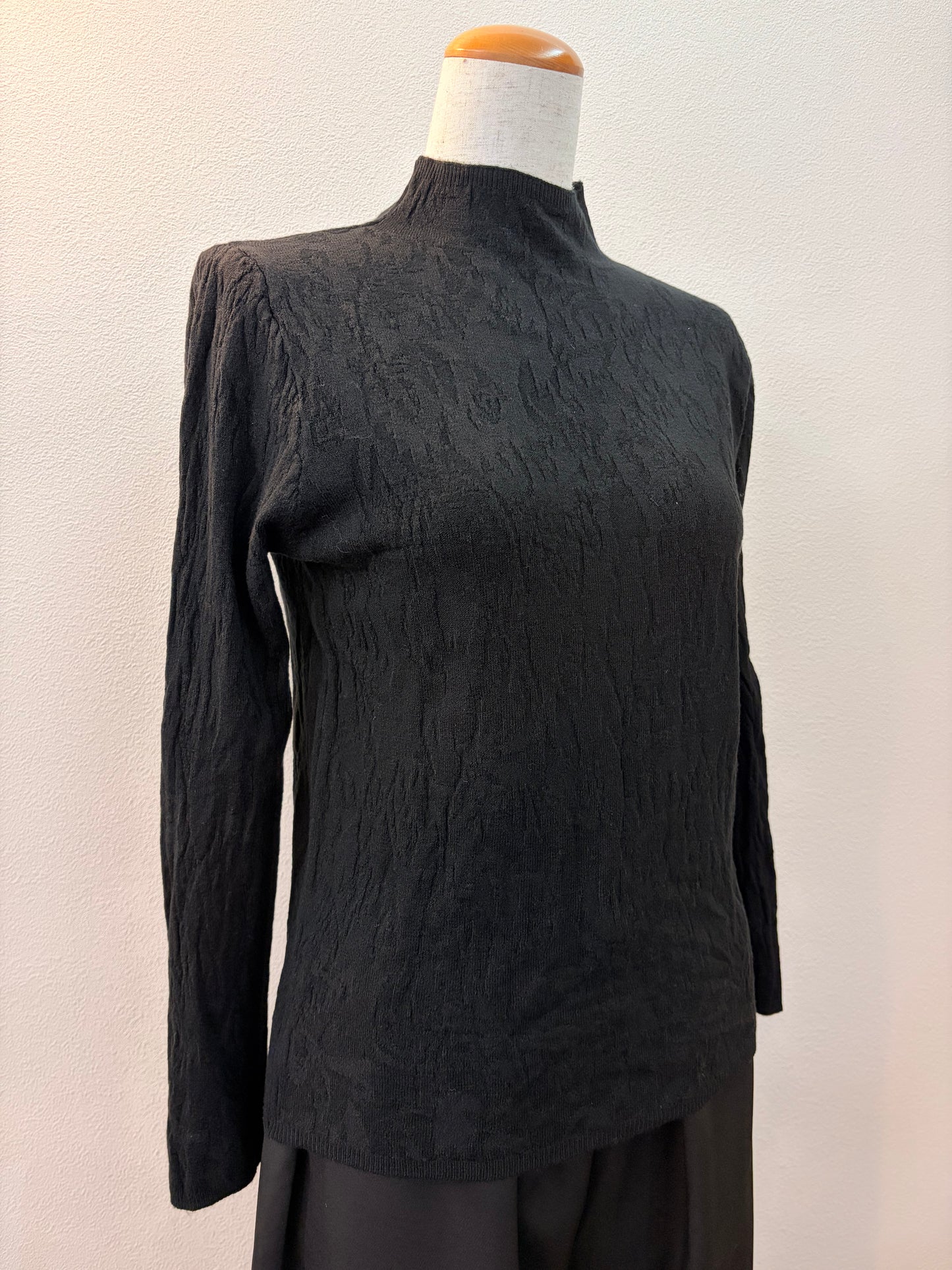 レーヨン100%ニットトップス〈ブラック〉