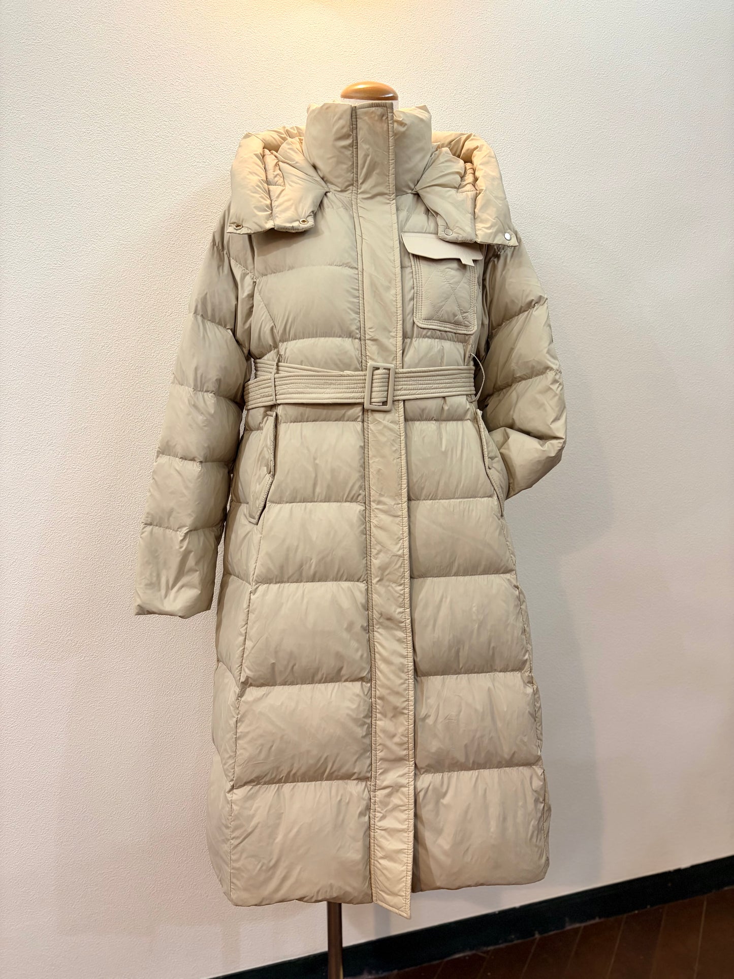 フード付きダウンコート〈ベージュ〉