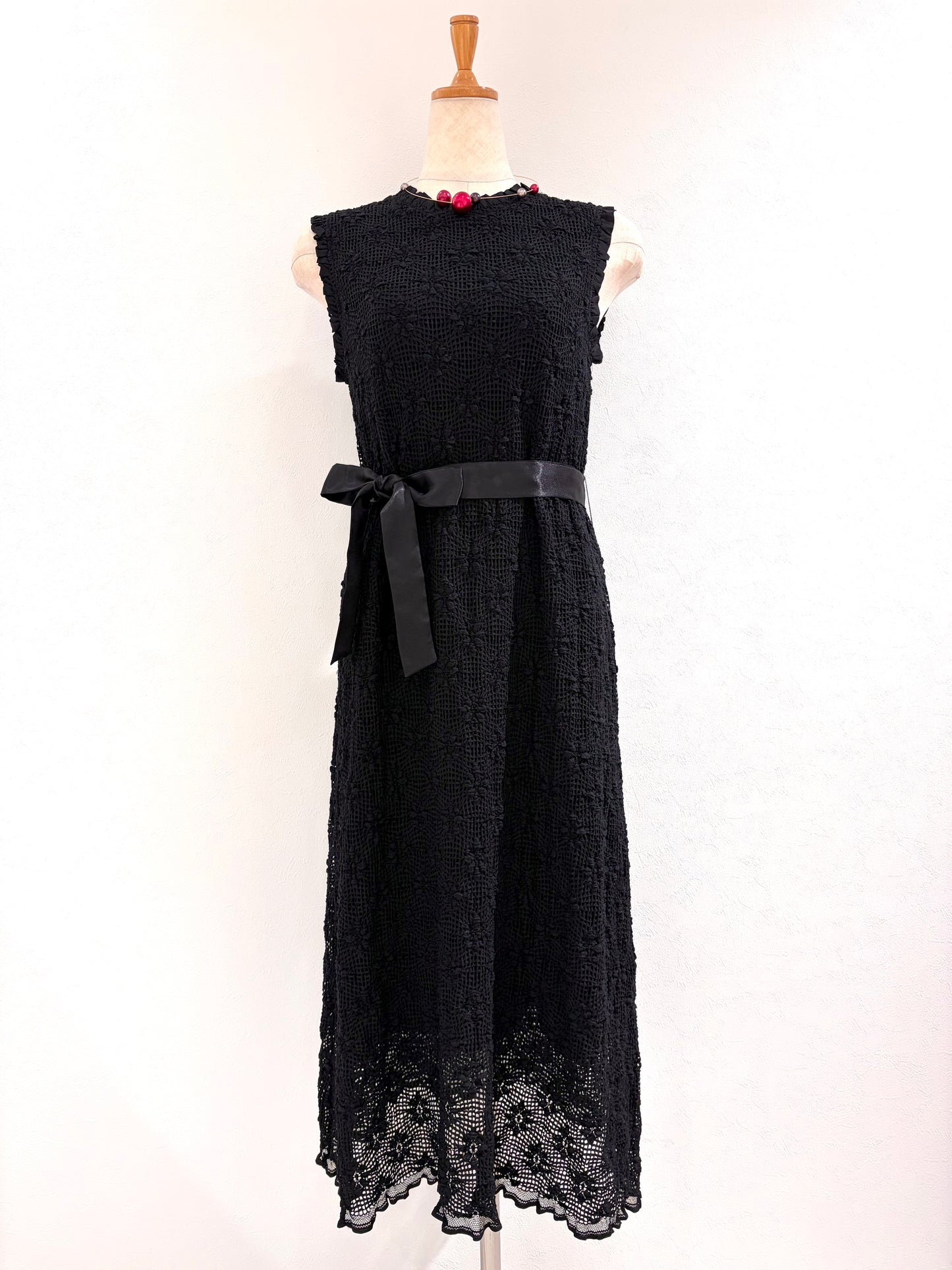 フリルノースリワンピース〈ブラック〉