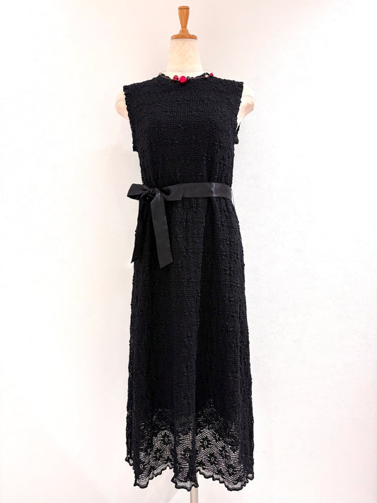 フリルノースリワンピース〈ブラック〉