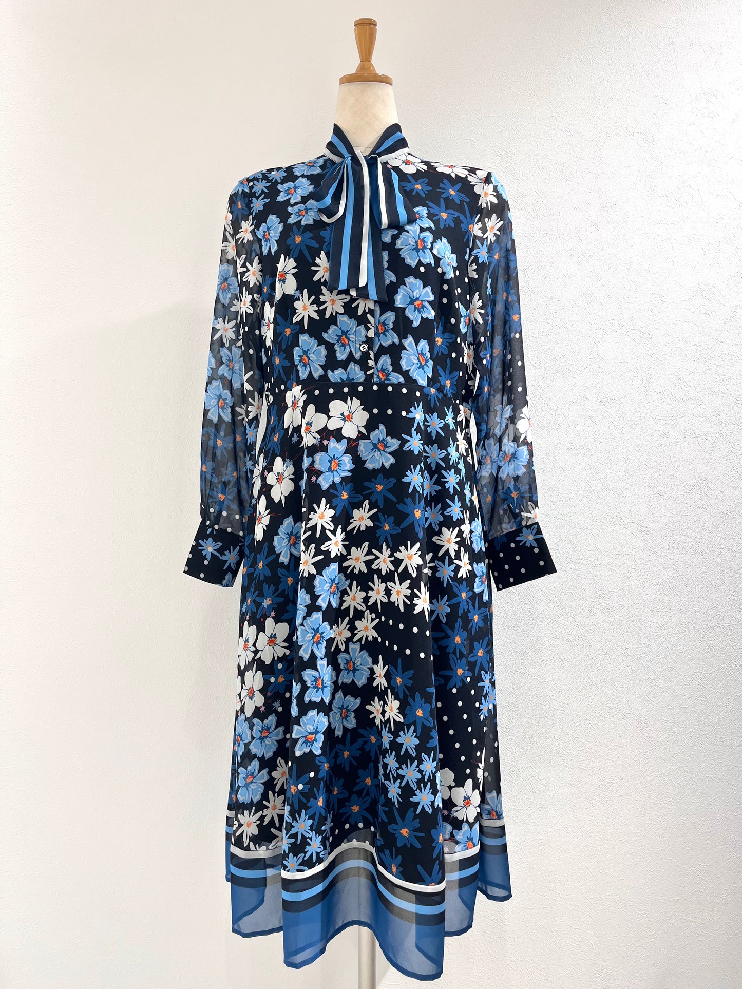 ブルーボウタイ花柄ワンピース