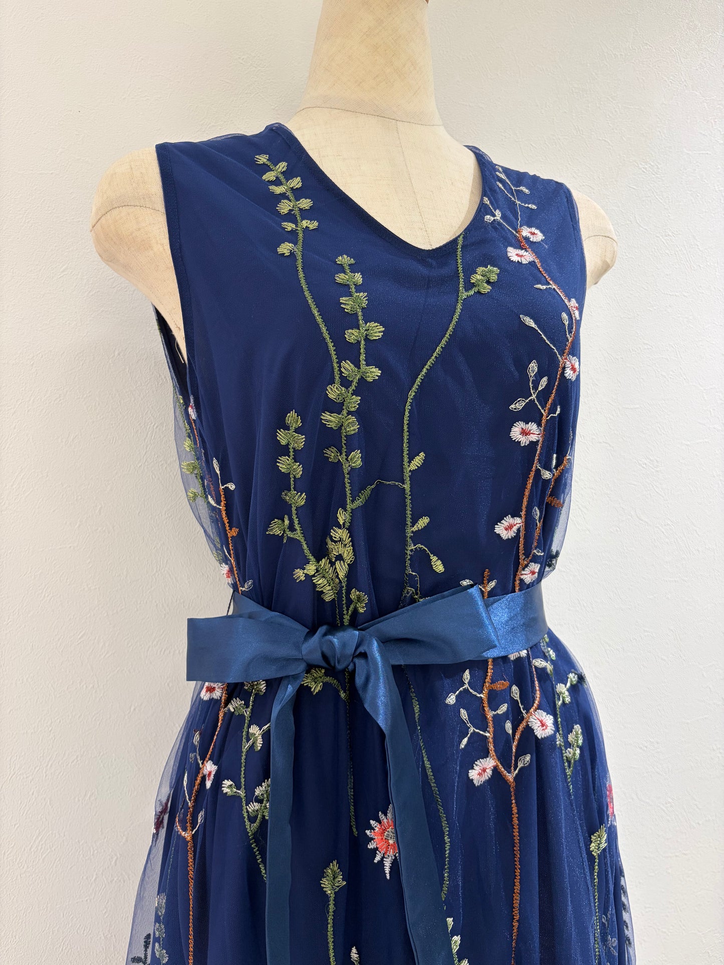 V襟刺繍ワンピース