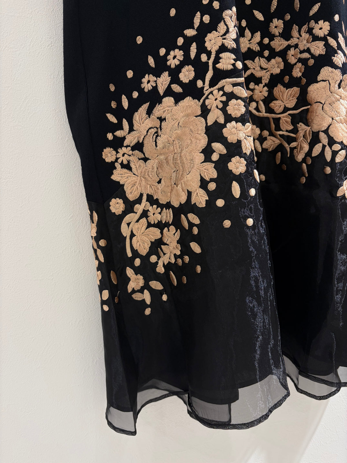 レーヨンニット刺繍ワンピース