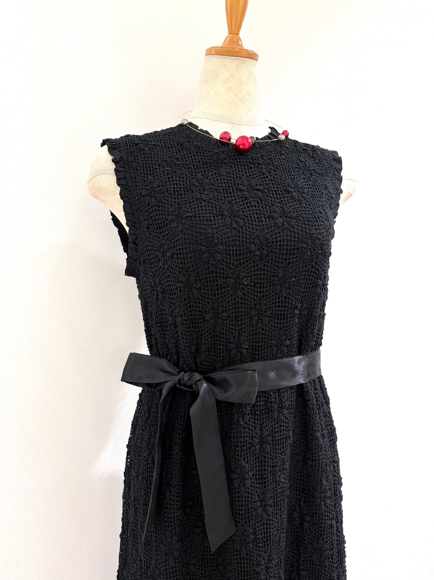 フリルノースリワンピース〈ブラック〉