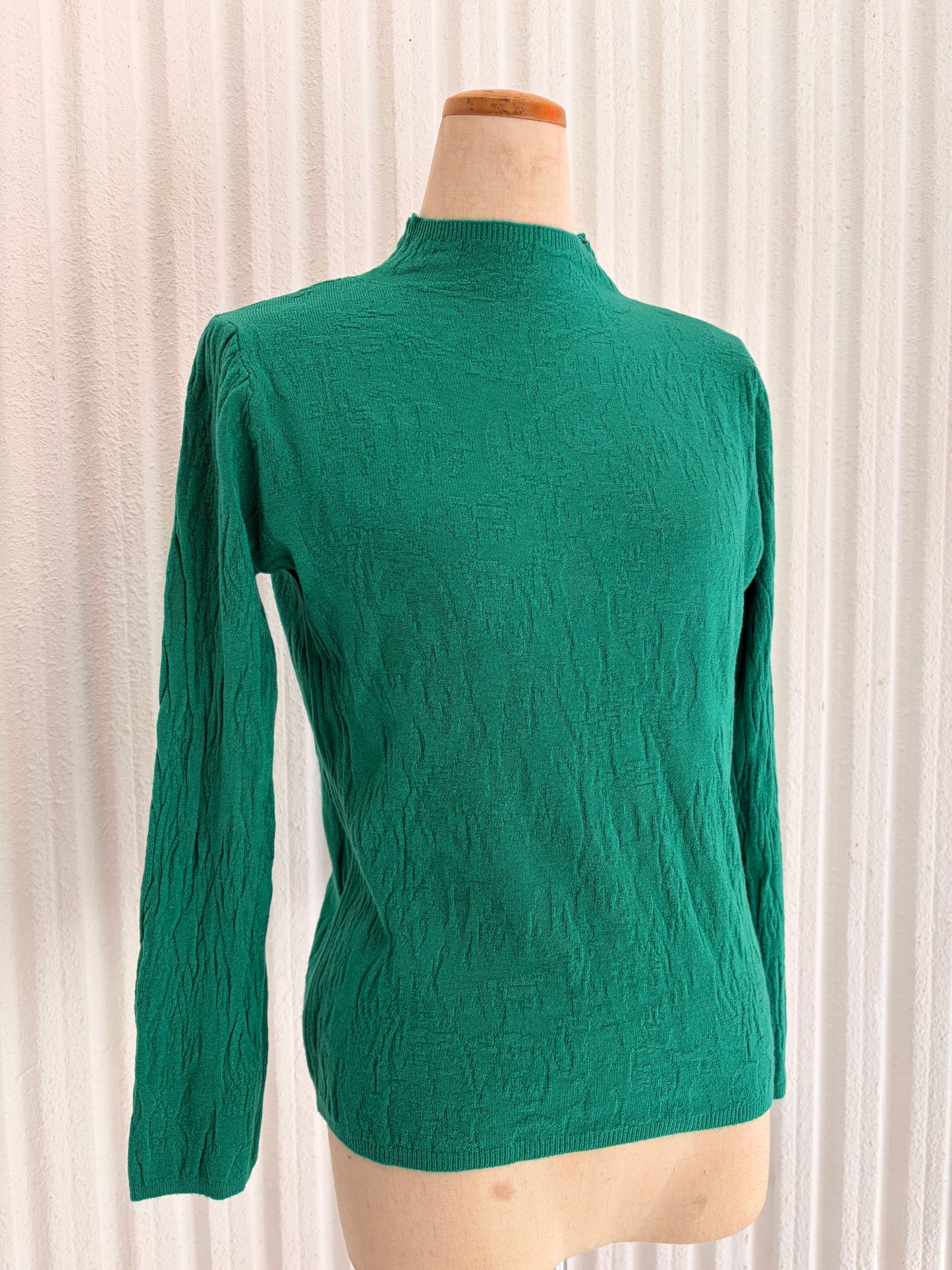 レーヨン100%ニットトップス〈グリーン〉