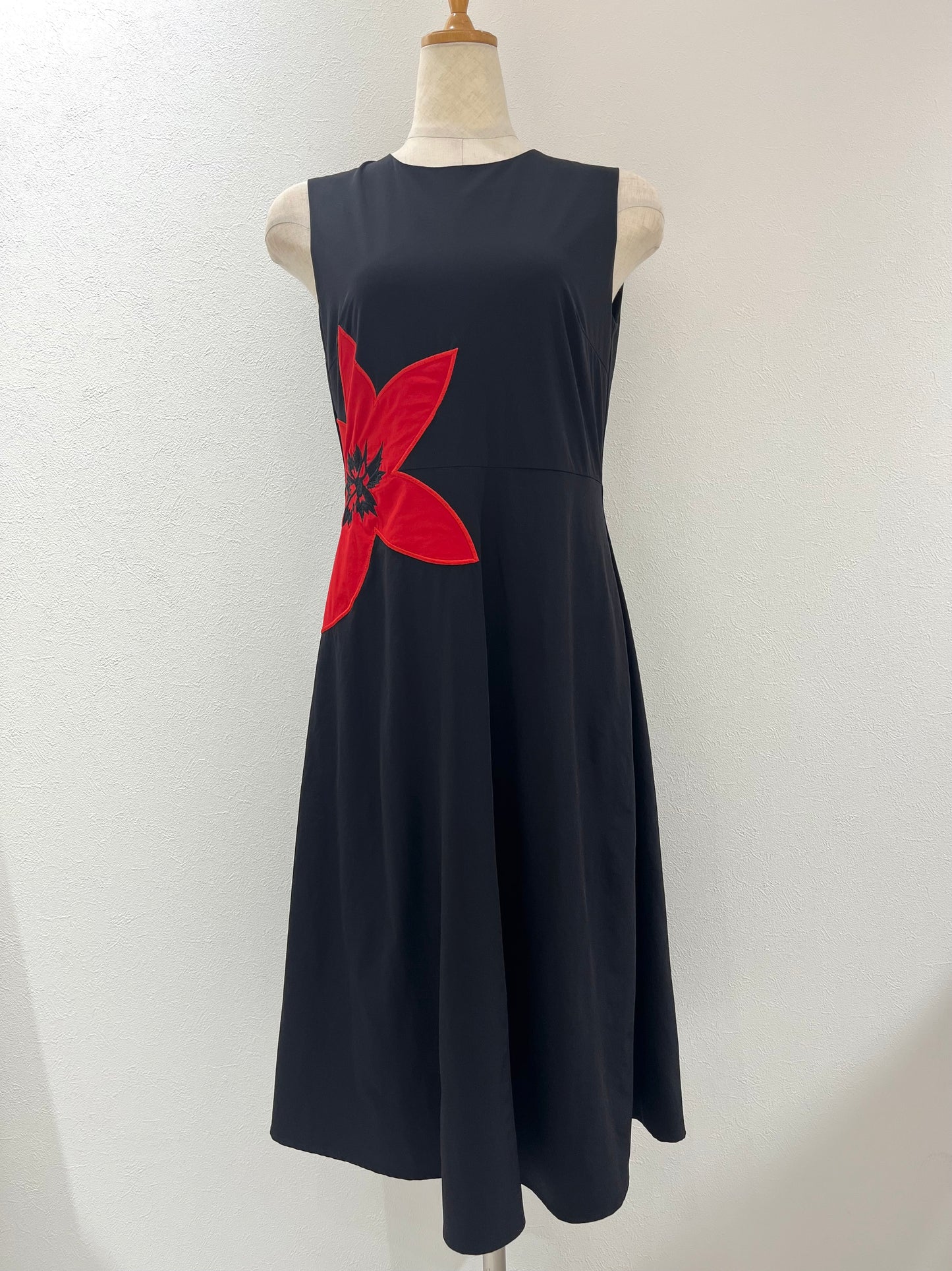ワンポイント刺繍ワンピース〈レッド〉