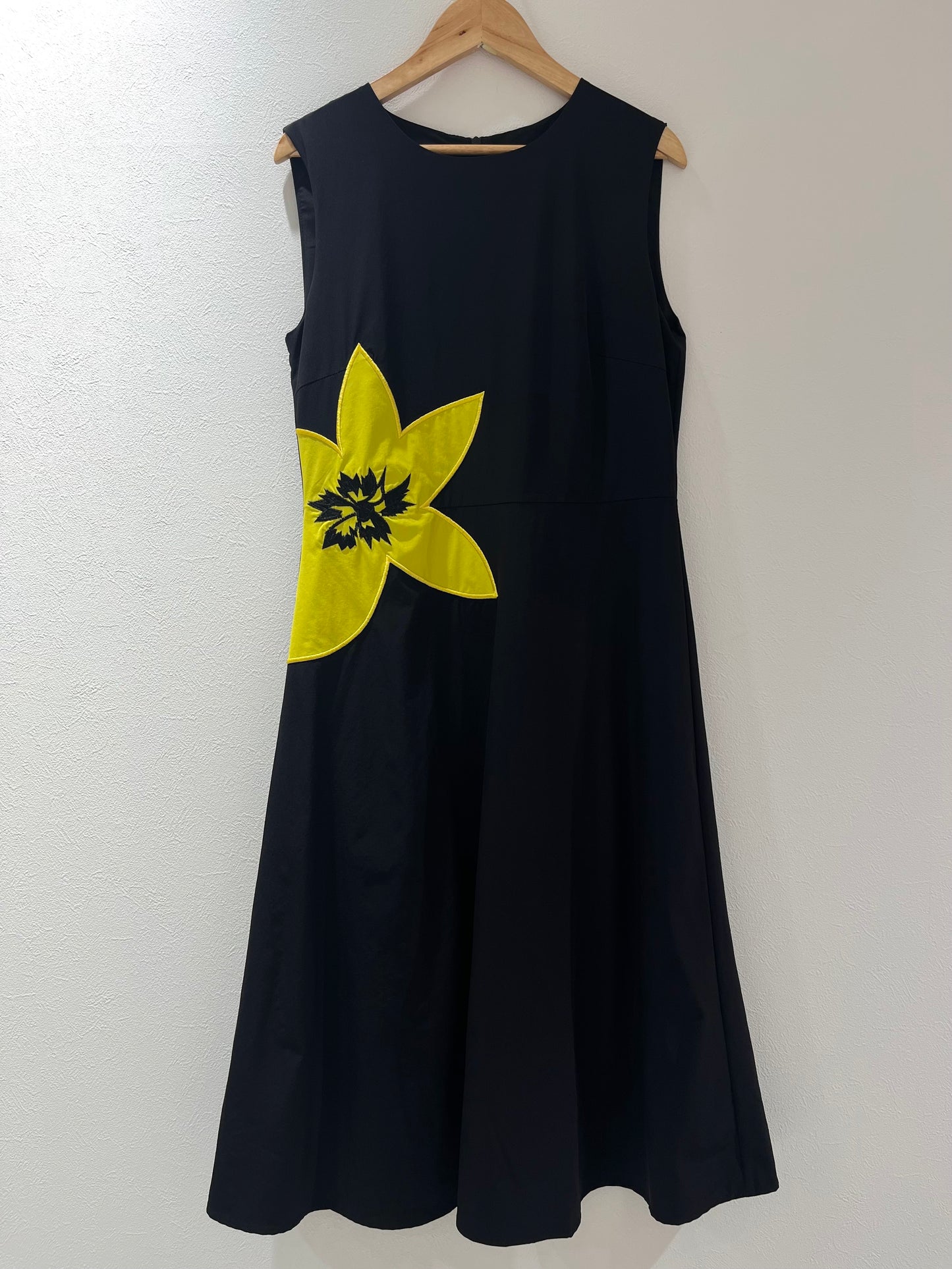 ワンポイント刺繍ワンピース〈イエロー〉