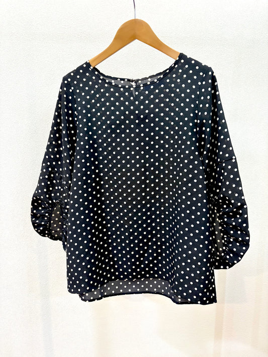 ふんわりブラウス〈ブラック柄〉