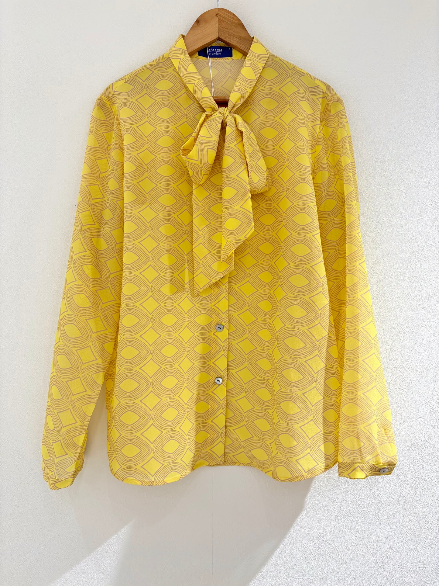 ボウタイブラウス