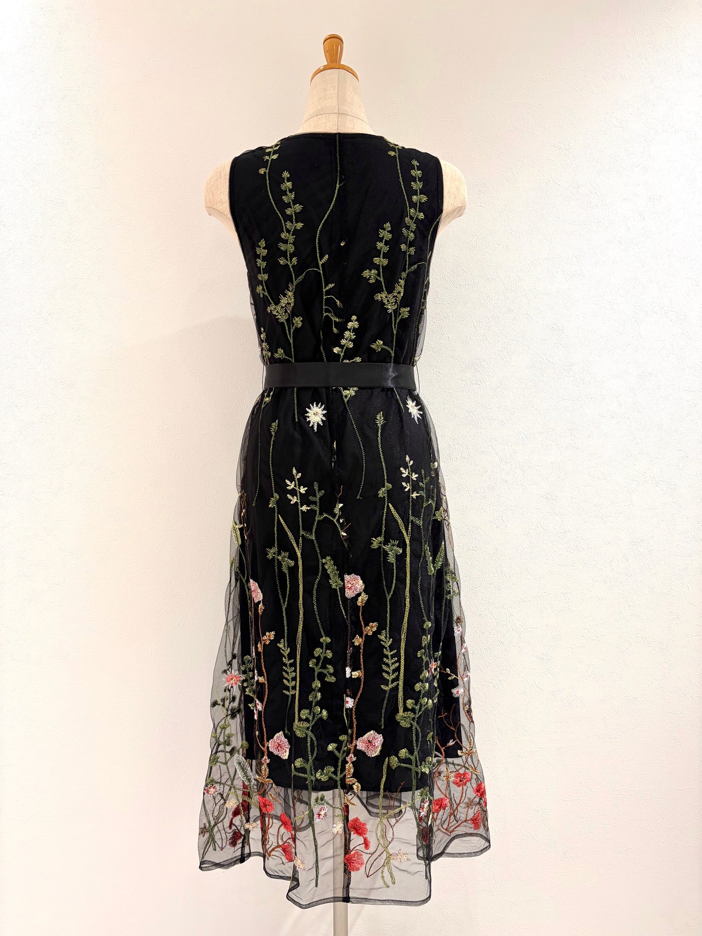 V襟刺繍ワンピース