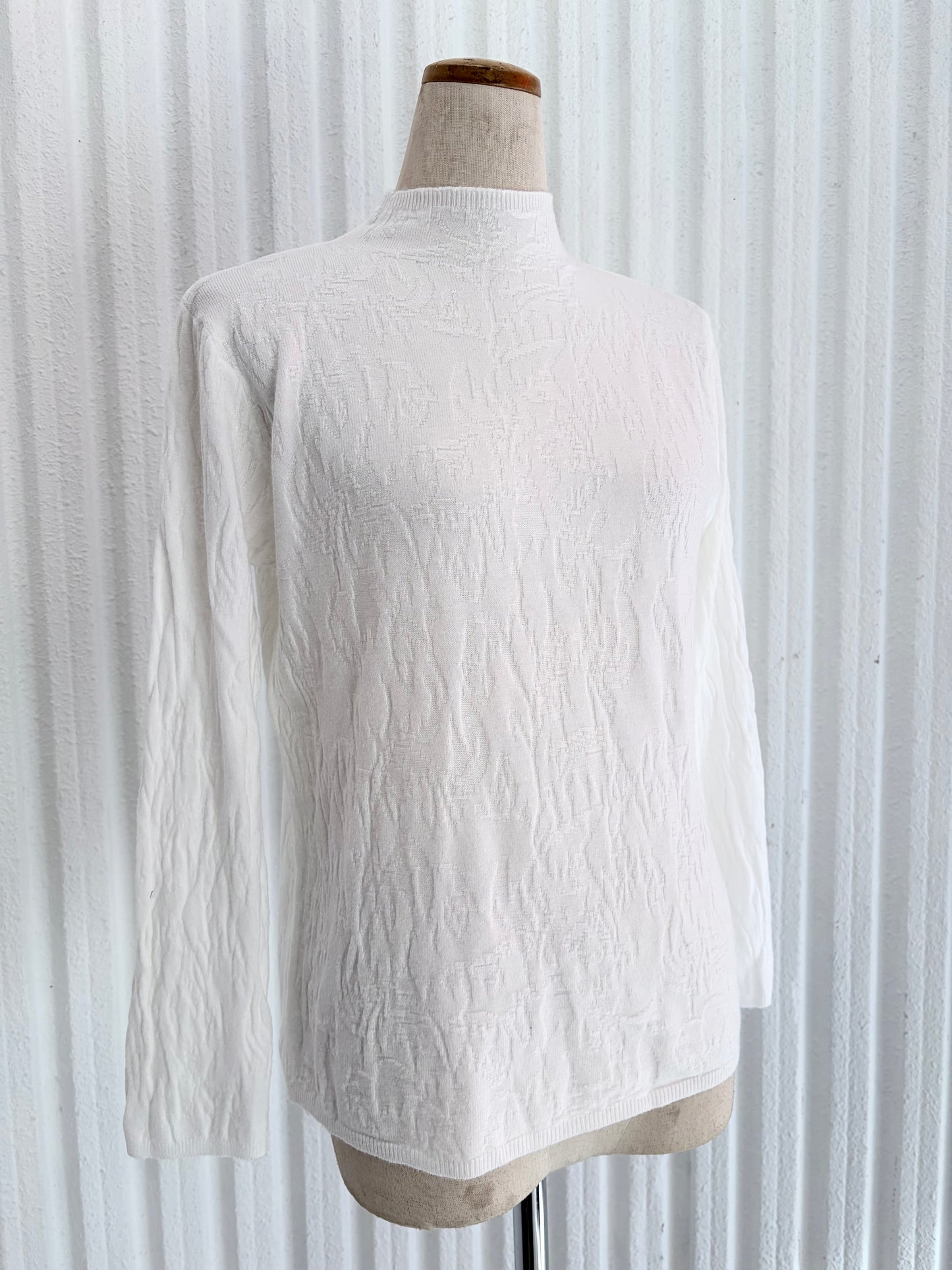 レーヨン100%ニットトップス〈ホワイト〉